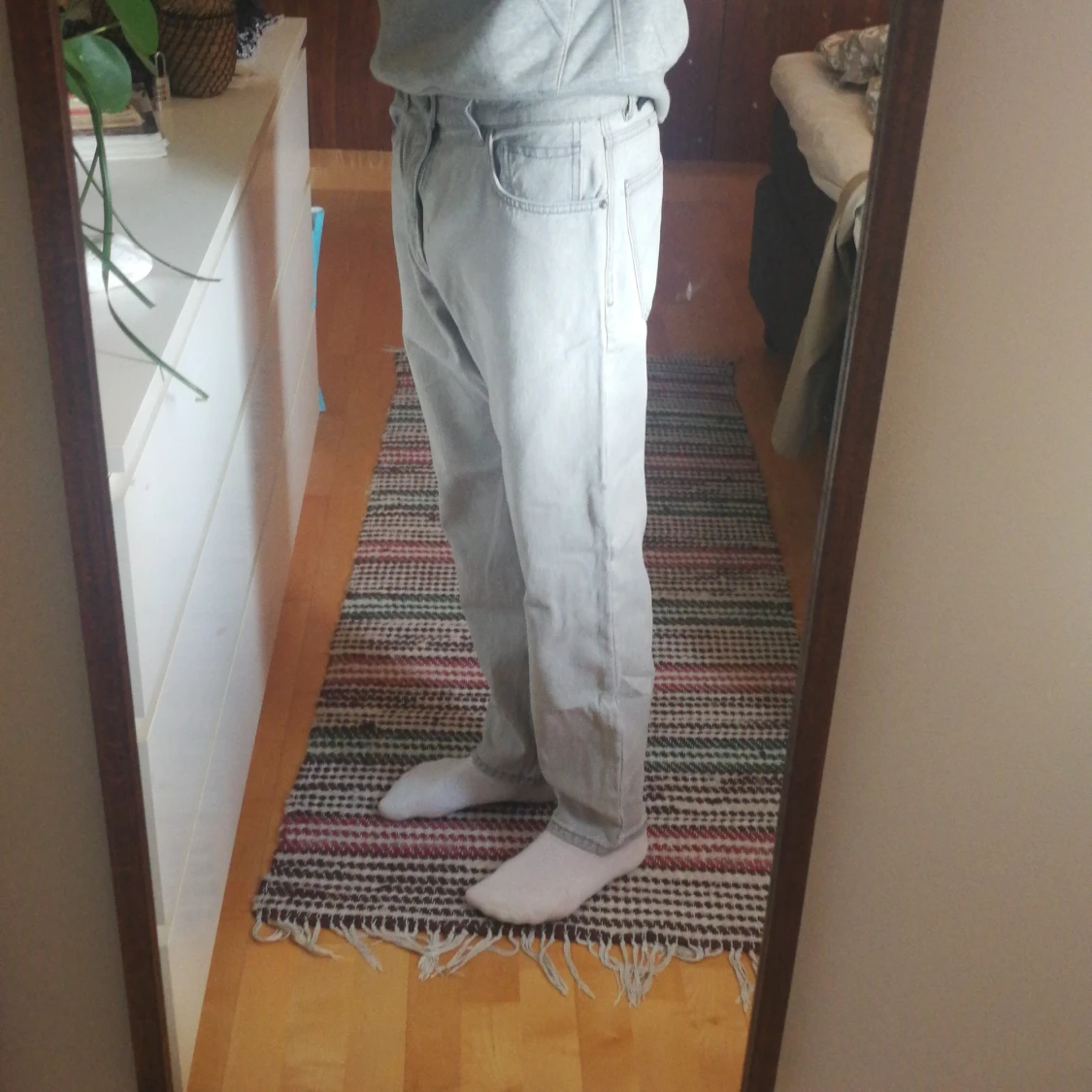 Ljusgrå straight jeans