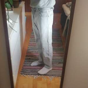 Ett par ljusgrå jeans med rak passform, passar dig som är 170-175cm. Köpta på zalando
