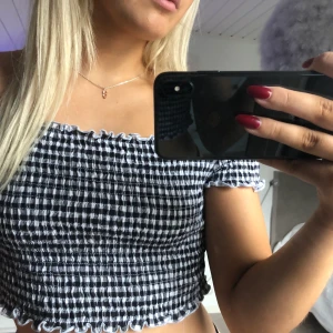 Rutig topp  - Säljer en söt rutig topp, knappt använd !!💕💕frakt tillkommer 