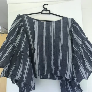 Hollister tröja - En jättefin tröja ifrån hollister med vida ärmar! Använd ett antal gånger men är inte alls sliten. Frakt: 40kr