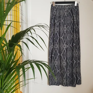 Vida byxor, h&m, stl 32 - Vida mönstrade byxor i marinblått/vitt från h&m concious. Stl 32 men långa i storleken. Ca 5cm lång reva baktill på höger byxben (se bild). Frakt tillkommer.