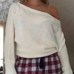 Stickad tröja  - Sååå mysig tröja har två likadana🥰