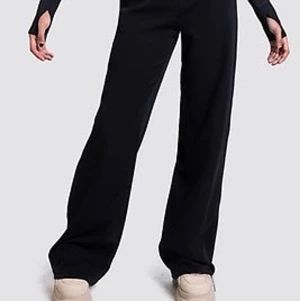 Svarta kostymbyxor  - Svarta kostymbyxor i superskönt material och breda ben från Madlady. 🖤 Helt oanvända med lappen kvar. Storlek XL men ganska små i storleken, skulle säga mer en M/L. Säljes pga fel storlek. Nypris 599kr, mitt pris 300kr INKL frakt!! 🤩