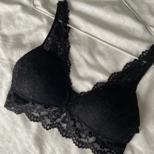Spets bralette  - En helt oanvänd spets bh eller bralettesom är perfekt som bh eller på fest. Storleken är M men skulle säga att den även passar S. Skriv vid frågor eller funderingar, frakt tillkommer på 55kr❤️