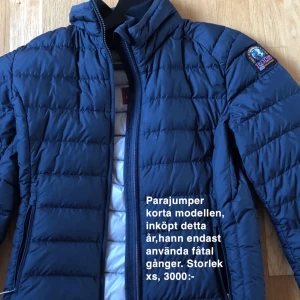 Parajumper  - Parajumper kort modell , inköpt detta år så han inte komma till mycket användning. Kvitto finns.  Ligger ute på fler sidor så först till kvarn 