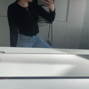 Top - En svart top från bikbok storlek S i jätte bra skick säljer för 55 kr och frakt 63kr🌹