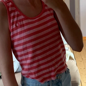 Fred Perry crop top  - Topp från fred Perry stl xs/s säljs för den tyvärr inte kommer till andvöndig i min garderob i fint skick 
