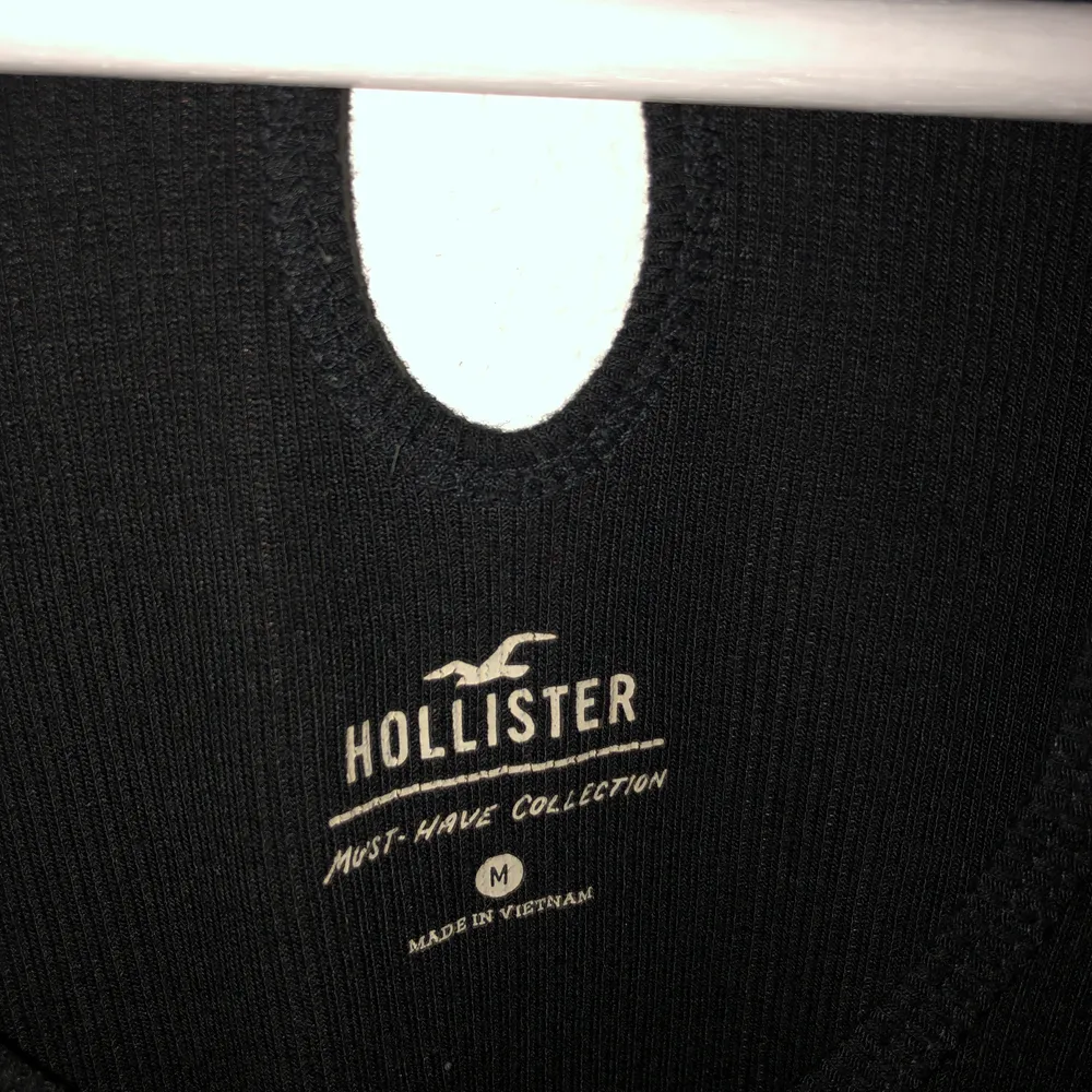 Långärmad tröja med detaljer vid halsen från Hollister strl M. Fint skick och mycket skönt material.   Möts upp eller fraktar 45kr. Tröjor & Koftor.