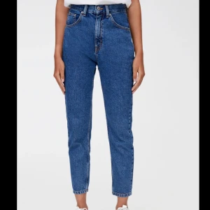 Skitsnygga momjeans  - Använda 1 gång, passar inte på mig. Storlek 38 men passar dig som använder 36-38💕 frakt tillkommer (ps, dem e riktigt sköna) köpte på pull & bear