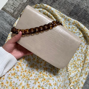 GLAMOROUS väska  - Jättefin beige liten väska som köptes för något år sen men som knappt har används. Köparen står för frakten💛 