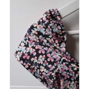 sommarklänning - Jättefin sommar klänning med blommönster, köptes på PULL&BEAR, användes en gång (vart för liten) 💘