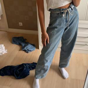 Blåa Weekday jeans i modellen RAIL! 