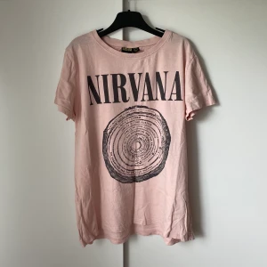 Nirvana tröja - Tröja med nirvana tryck, köpt i England, fri frakt, billigare vid upphämtning✨