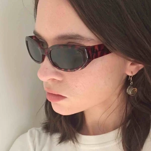  - Solbrillor från Raw Edge Label! Snygga men var lite för små för mitt huvud, köpta här på Plick för samma pris. Original pris 500kr. 