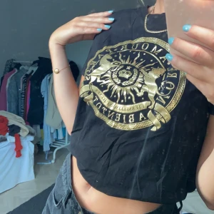 Tshirt med guldtryck storlek small  - Skitsnygg tshirt från H&M. Frakt kan tillkomma 