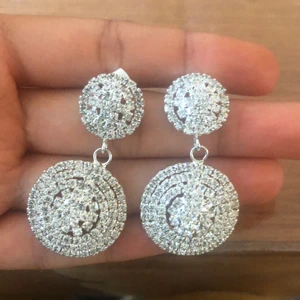 Väldigt lyxiga örhängen !  - Väldigt lyxiga och snygga örhängen för bara 110kr . Örhängen passar väldigt bra till festligheter eller en date !! 😌🙌🏾