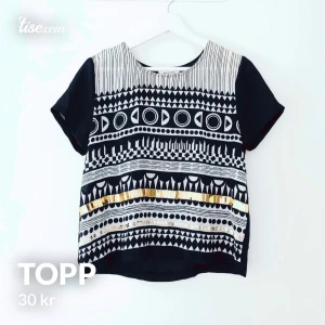 Topp - Fin topp från Monki i begagnat skick, storlek XS.  Frakt på 22kr tillkommer 📦