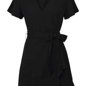 Wrapped dress  - Helt oanvänd (prislapp kvar) svart klänning från NLY by Nelly. Nypris 399.