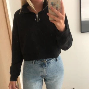 Svart Tjocktröja med dragkedja - Svart tjocktröja med fin dragkedja från H&M. Använd några gånger men i bra skick. Går in vid midjan.