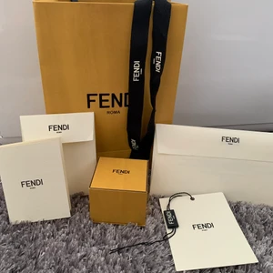 Äkta Fendi örhängen  - Äkta Fendi örhängen. Köpta från Fendi hemsida. Sparsamt använda. 10/10 skick.  Allt vid köp medföljer. Nypris 2000kr