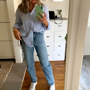 90’s jeans - Sjukt snygga jeans köpta på H&M i Nya Zeeland. Klippt hål på ena knät. Strl 32, funkar på mig som vanligtvis är en 34 också. Sitter åt över rumpa/lår med en straight fit. Jag är 167 cm lång! Frakt ingår inte 🦋 Buda gärna!