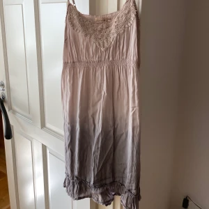 Underklänning från Cream - Underklänning som även kan användas som vanlig klänning. Reglerbara axelband. Passar fint ihop med en klänning från Cream (se mina övriga annonser). Fraktkostnad tillkommer om den ska skickas på posten. Betalas med Swish. 