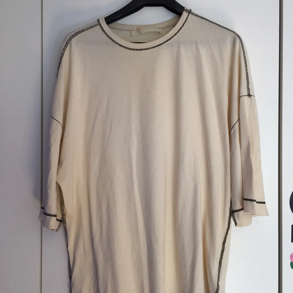 En beige T-shirt från märket adnym atelier! I princip oanvämd men verkligen superskön! Den är stolek L med längre ärmar än vanliga tröjor. Nypris 900:-. T-shirts.