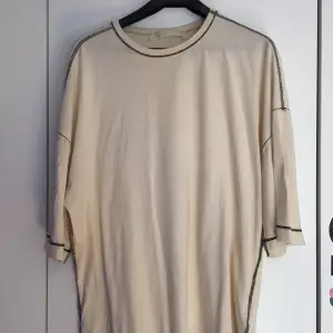 En beige T-shirt från märket adnym atelier! I princip oanvämd men verkligen superskön! Den är stolek L med längre ärmar än vanliga tröjor. Nypris 900:-