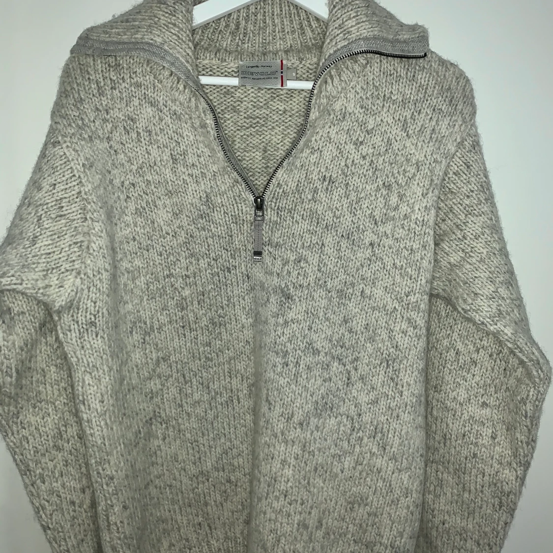 Stickad pullover från Devold i superkvalitet