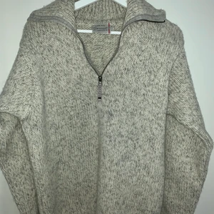 Stickad pullover från Devold i superkvalitet  - Stickad tröja från Devold aldrig använd i storlek s