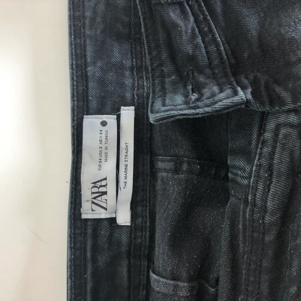 Supernsygga Zara jeans i modellen the marine straight stl 34 i en svart lite urtvättad färg. Är själv 165 cm, men de har raw hem så du kan klippa de själv om du önskar en kortare längd. Säljer pga att jag ej använder de längre!. Jeans & Byxor.