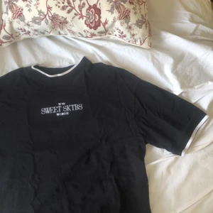 T-shirt - Snygg t-shorts från sweet sktbs som är svart me finta kanter runt halsen och armarna, kan skicka bilder på hur den ser ut på!