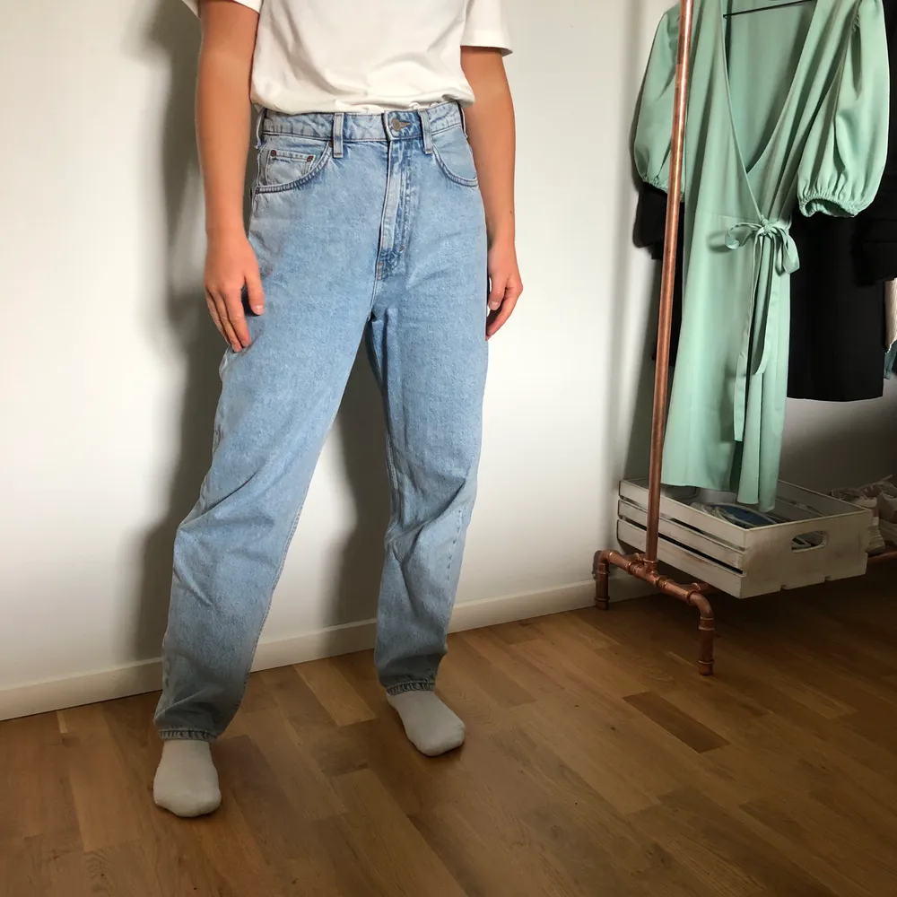 Säljer mina weekday jeans i modellen lash extra high. De är köpta i maj men köpte fel storlek:( frakt tillkommer. Jeans & Byxor.