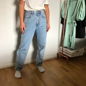 Weekday lash jeans  - Säljer mina weekday jeans i modellen lash extra high. De är köpta i maj men köpte fel storlek:( frakt tillkommer