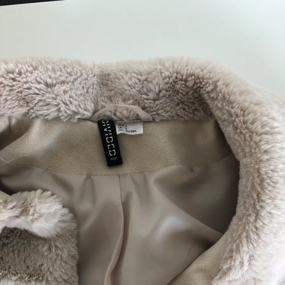 Jättemysig fluffig beige jacka från Hm i stl s. Modellen är rätt boxig och rak med stora fickor och krage och knappar. Sparsamt använd och i mycket fint skick! Säljs pga att den ej används så mycket som den borde. (Du står för frakten på 63kr). Jackor.