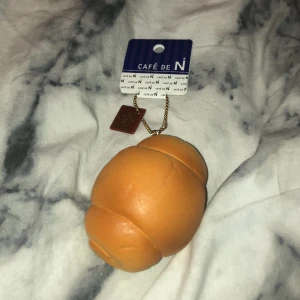 Café de n bread - Säljer denna squishy ifrån café de n ❣️ bra skick och har alla tillbehör 💕  endast 110 kr! ✨