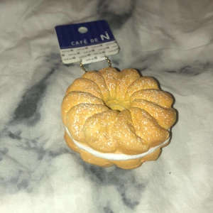 Café de n cookie - Säljer denna squishy ifrån café de n ❣️ väldigt bra skick, har alla tillbehör 💕 vid frågor/intresse - dm:a 🥳