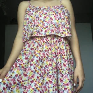 Gullig klänning  - Säljer nu denna då den blivit för liten på mig. Den är väldigt bra skick och sååå fin på! 