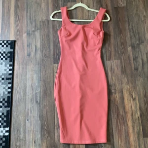 Rosa tight klänning strl. S/M - Rosa klänning från diabless. Har bara haft på mig en gång så den är i samma skick som dagen jag köpte den. Diabless är ju inte precis kända för bästa kvaliteten så ha det i åtanke. Dragkedjan kan vara lite jobbig. Jag kan mötas upp i Stockholm och tar emot kontanter och Swish. Vill bara bli av med allt! Pruta gärna! Kan säkert fixa bra paketpris! 