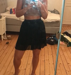 Plisserad kjol - En plisserad kjol från NAKD, aldrig använd så i helt nytt skick! Köparen står för frakten❤️