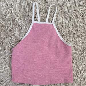 Säljer detta ljusrosa, supersöta crop top linne från Zara. Jättefin rygg!! Kommer inte till användning längre, därför säljs det.