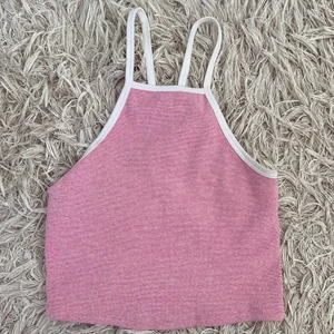 Söt ljusrosa crop top💕 - Säljer detta ljusrosa, supersöta crop top linne från Zara. Jättefin rygg!! Kommer inte till användning längre, därför säljs det.
