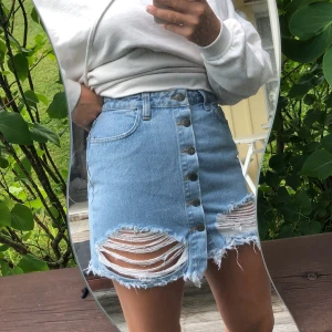 Jeans kjol - Säljer om jag får ett bra bud. Startbud är 150kr plus frakt. Köpt på Nelly för 500kr 