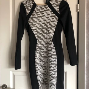 Klänning Stl 36  - Fin klänning från HM i storlek 36. Endast använd fåtal gånger, så väldigt bra skick! Köparen står för frakt. 