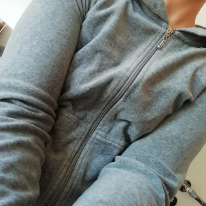 Kofta  - Grå velourkofta i mysigt material. Söker nytt hem då den aldrig används av mig ☺️ Skriv för fler bilder! 