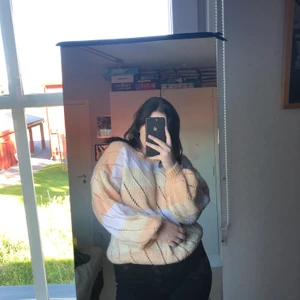 Stickad tröja - En super mysig stickad tröja, använd otroligt få gånger. Inga lappar kvar så vet ingen strl men skulle gissa på oversize S/M