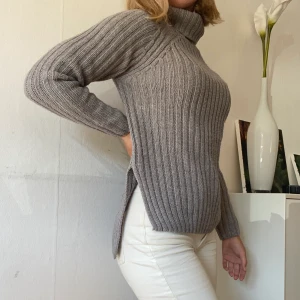 Grå stickad polotröja - Superskön och varm grå tröja med en tjock polokrage. Den är även längre baktill. Säljer då den inte kommer till användning. Nästan aldrig använd! Hör av er om ni är intresserade eller har några frågor🌸 frakt tillkommer på 88kr