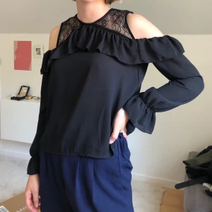 Blus med spets - Blus köpt på h&m, storlek 34 men den passar mig med storlek S. Köparen står för frakt💓