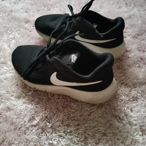 Nike skor, storlek 36 - Nike skor som är i helt okej skick. Köparen står för frakten. Storleken på skorna är 36. 
