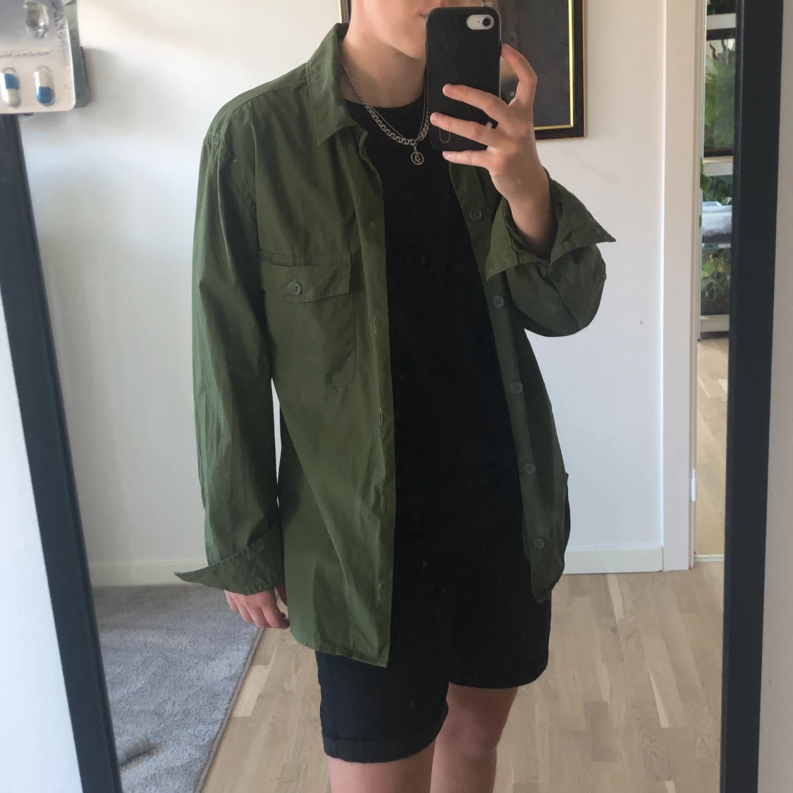 militärgrön skjorta  - 90